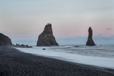 Bazalt kaya oluşumları Troll siyah kumsalda ayak parmakları. Reynisdrangar, Vik, İzlanda