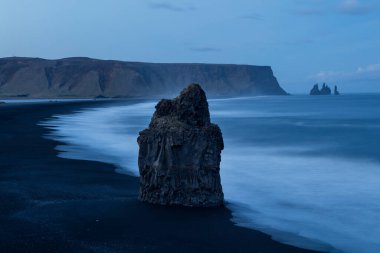 Bazalt kaya oluşumları Troll siyah kumsalda ayak parmakları. Reynisdrangar, Vik, İzlanda
