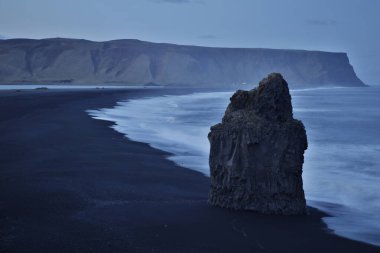 Bazalt kaya oluşumları Troll siyah kumsalda ayak parmakları. Reynisdrangar, Vik, İzlanda