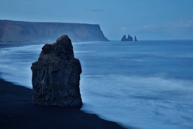 Bazalt kaya oluşumları Troll siyah kumsalda ayak parmakları. Reynisdrangar, Vik, İzlanda