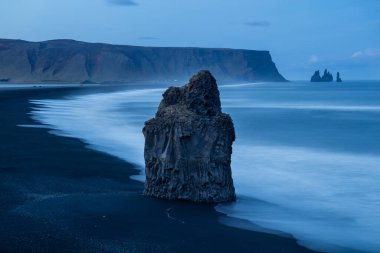 Bazalt kaya oluşumları Troll siyah kumsalda ayak parmakları. Reynisdrangar, Vik, İzlanda