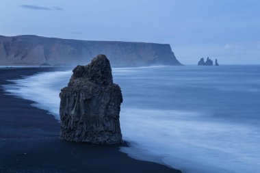 Bazalt kaya oluşumları Troll siyah kumsalda ayak parmakları. Reynisdrangar, Vik, İzlanda