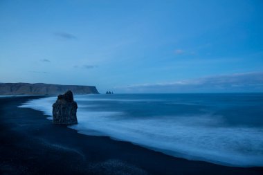 Bazalt kaya oluşumları Troll siyah kumsalda ayak parmakları. Reynisdrangar, Vik, İzlanda