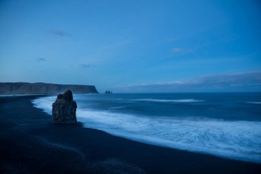 Bazalt kaya oluşumları Troll siyah kumsalda ayak parmakları. Reynisdrangar, Vik, İzlanda