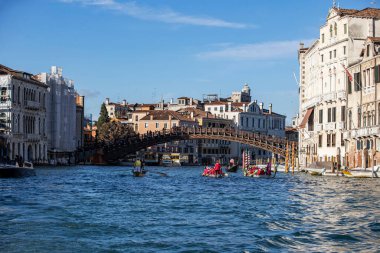 İtalya 'nın Venedik şehrinde bulutlu bir akşamda San Giorgio Maggiore' a karşı San Marco havzasında demirlemiş geleneksel gondollar.