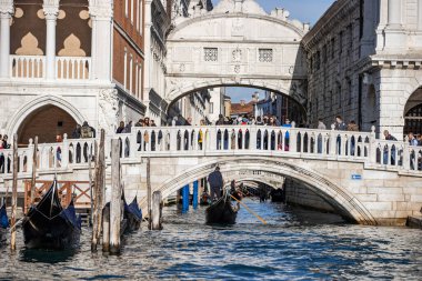 İtalya 'nın Venedik şehrinde bulutlu bir akşamda San Giorgio Maggiore' a karşı San Marco havzasında demirlemiş geleneksel gondollar.