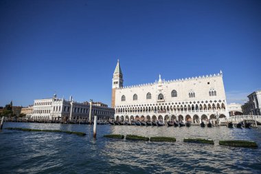 İtalya 'nın Venedik şehrinde bulutlu bir akşamda San Giorgio Maggiore' a karşı San Marco havzasında demirlemiş geleneksel gondollar.