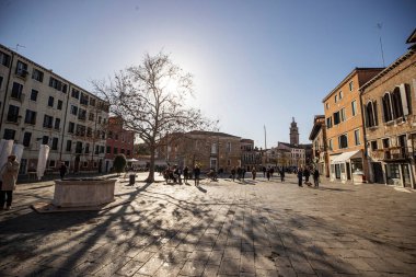 İtalya 'nın Venedik şehrinde bulutlu bir akşamda San Giorgio Maggiore' a karşı San Marco havzasında demirlemiş geleneksel gondollar.