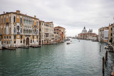 İtalya 'nın Venedik şehrinde bulutlu bir akşamda San Giorgio Maggiore' a karşı San Marco havzasında demirlemiş geleneksel gondollar.