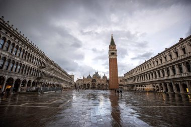 İtalya 'nın Venedik şehrinde bulutlu bir akşamda San Giorgio Maggiore' a karşı San Marco havzasında demirlemiş geleneksel gondollar.