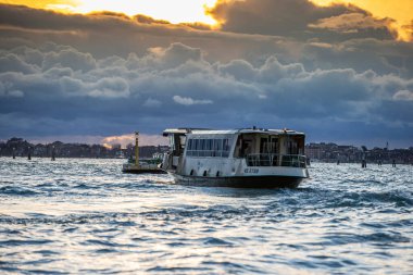 İtalya 'nın Venedik şehrinde bulutlu bir akşamda San Giorgio Maggiore' a karşı San Marco havzasında demirlemiş geleneksel gondollar.