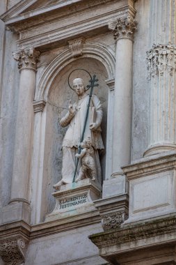 İtalya 'nın Venedik şehrinde bulutlu bir akşamda San Giorgio Maggiore' a karşı San Marco havzasında demirlemiş geleneksel gondollar.
