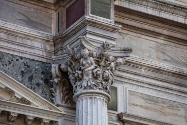 İtalya 'nın Venedik şehrinde bulutlu bir akşamda San Giorgio Maggiore' a karşı San Marco havzasında demirlemiş geleneksel gondollar.