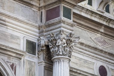 İtalya 'nın Venedik şehrinde bulutlu bir akşamda San Giorgio Maggiore' a karşı San Marco havzasında demirlemiş geleneksel gondollar.