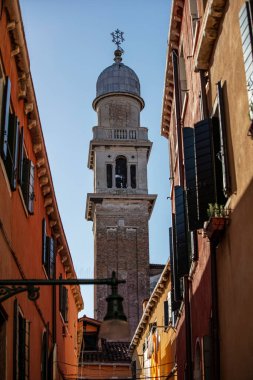 İtalya 'nın Venedik şehrinde bulutlu bir akşamda San Giorgio Maggiore' a karşı San Marco havzasında demirlemiş geleneksel gondollar.