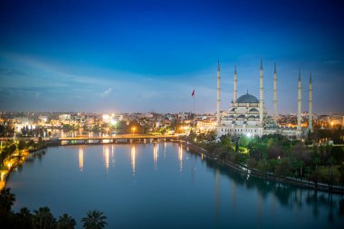 Türkiye 'nin Adana kentindeki Sabanc Merkez Camii. Cami, Türkiye 'nin en büyük ikinci camii ve Adana kentinin simgesidir.