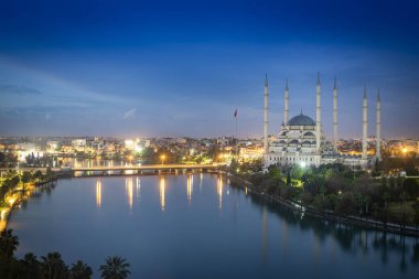 Türkiye 'nin Adana kentindeki Sabanc Merkez Camii. Cami, Türkiye 'nin en büyük ikinci camii ve Adana kentinin simgesidir.