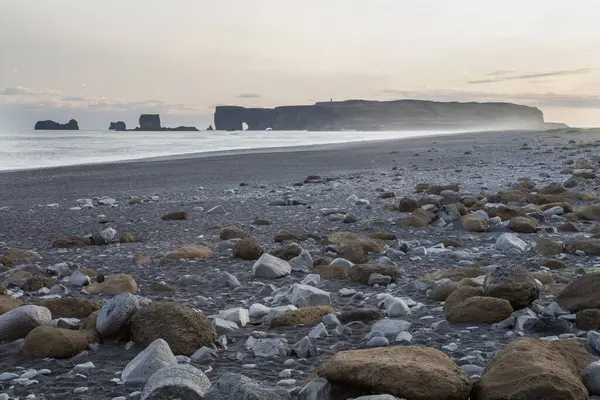 Bazaltowe Formacje Skalne Troll Palce Czarnej Plaży Reynisdrangar Vík Islandia — Zdjęcie stockowe