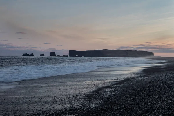 Bazalt Kaya Oluşumları Troll Siyah Kumsalda Ayak Parmakları Reynisdrangar Vik — Stok fotoğraf