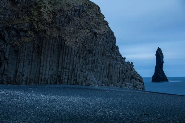 Πετρώματα Βασάλτη Τρολ Δάχτυλα Στην Μαύρη Παραλία Reynisdrangar Vik Ισλανδία — Φωτογραφία Αρχείου