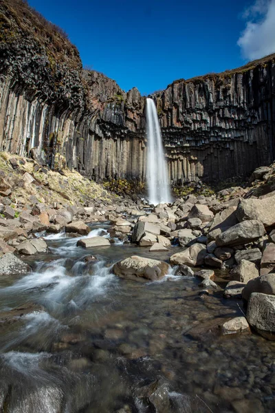 Водоспад Свартіфосс Оточений Базальтовими Колонами Півдні Ісландії — стокове фото