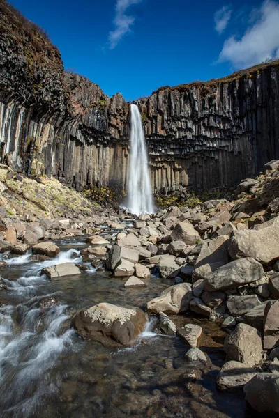 폭포는 아이슬란드 남부에 현무암 기둥들 에둘러 — 스톡 사진