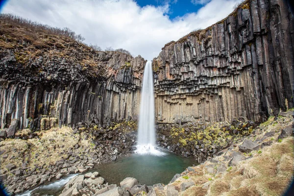 Cascada Svartifoss Rodeada Columnas Basalto Sur Islandia —  Fotos de Stock