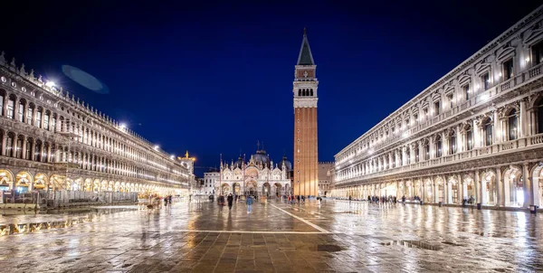 İtalya 'nın Venedik şehrinde bulutlu bir akşamda San Giorgio Maggiore' a karşı San Marco havzasında demirlemiş geleneksel gondollar.