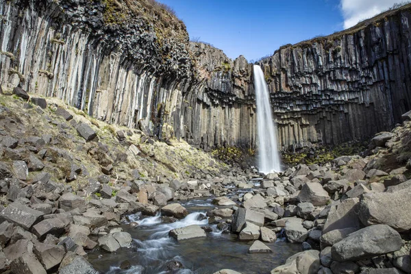 Cascada Svartifoss Rodeada Columnas Basalto Sur Islandia Imagen de archivo