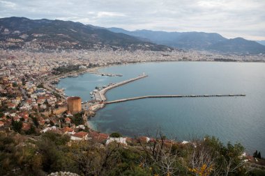 Türkiye 'nin güney kıyısında Kizil Kule veya Kızıl Kule ve Alanya ilindeki liman panoramik manzarası