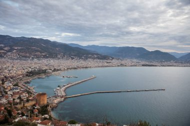 Türkiye 'nin güney kıyısında Kizil Kule veya Kızıl Kule ve Alanya ilindeki liman panoramik manzarası