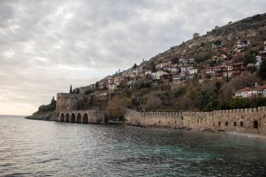 Türkiye 'nin güney kıyısında Kizil Kule veya Kızıl Kule ve Alanya ilindeki liman panoramik manzarası