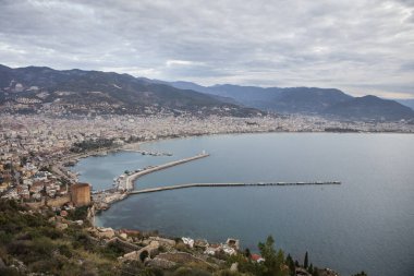 Türkiye 'nin güney kıyısında Kizil Kule veya Kızıl Kule ve Alanya ilindeki liman panoramik manzarası