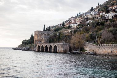 Türkiye 'nin güney kıyısında Kizil Kule veya Kızıl Kule ve Alanya ilindeki liman panoramik manzarası