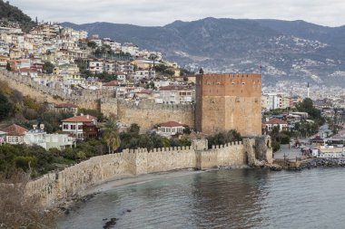 Türkiye 'nin güney kıyısında Kizil Kule veya Kızıl Kule ve Alanya ilindeki liman panoramik manzarası
