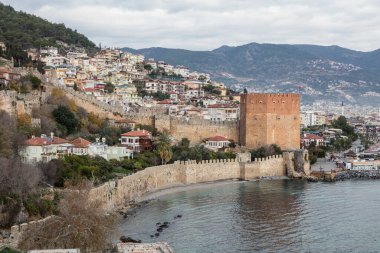 Türkiye 'nin güney kıyısında Kizil Kule veya Kızıl Kule ve Alanya ilindeki liman panoramik manzarası
