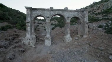 Antalya, Türkiye 'deki Ariassos kentinin antik Roma törensel kapısı