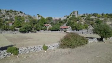 Güneşli bahar gününde Altinkaya 'nın dağlık bölgesindeki antik Selge şehrinin yıkık Roma amfitiyatrosunun insansız hava aracı görüntüsü. Modern Türkiye 'nin arkeolojik ve tarihi manzaraları