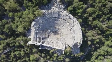 Termessos antik kenti, amfitiyatro. Termessos, Türkiye 'nin en seçkin arkeoloji sahalarından biri. Uzun kuşatmaya rağmen Büyük İskender antik şehri ele geçiremedi..