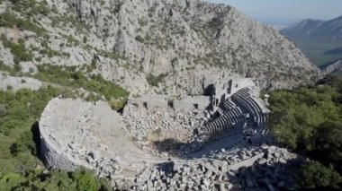 Termessos antik kenti, amfitiyatro. Termessos, Türkiye 'nin en seçkin arkeoloji sahalarından biri. Uzun kuşatmaya rağmen Büyük İskender antik şehri ele geçiremedi..