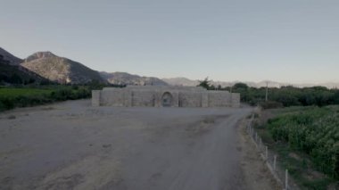 Krkgz Han Caravanserai Antalya Burdur yolunda yer almaktadır. Kervan 13. yüzyılda Anadolu Seljuk döneminde inşa edilmiştir..