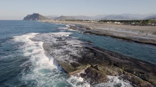 アンタルヤ トルコ 地中海によるコルラグーンビーチでの自然岩の形成 Gazipasa Alanya — ストック動画