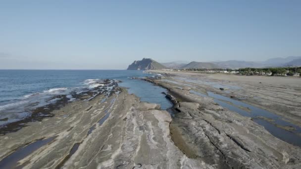 Αττάλεια Τουρκία Φυσικοί Βραχώδεις Σχηματισμοί Στην Παραλία Της Λιμνοθάλασσας Κορού — Αρχείο Βίντεο