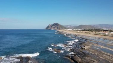 Antalya, Türkiye, Akdeniz kıyısındaki Koru lagün plajında doğal kaya oluşumları, Gazipasa, Alanya.