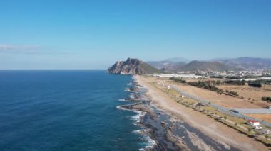 Antalya, Türkiye, Akdeniz kıyısındaki Koru lagün plajında doğal kaya oluşumları, Gazipasa, Alanya.
