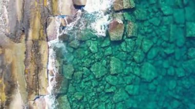 Antalya, Türkiye, Akdeniz kıyısındaki Koru lagün plajında doğal kaya oluşumları, Gazipasa, Alanya.