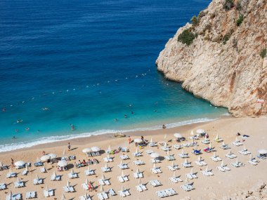 Gün ortasında Kaputas plajı. Sıcak bir günde Kaputa sahilinin sakin manzarası. Antalya 'nın en ünlü salonları. Türkiye