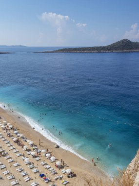 Gün ortasında Kaputas plajı. Sıcak bir günde Kaputa sahilinin sakin manzarası. Antalya 'nın en ünlü salonları. Türkiye