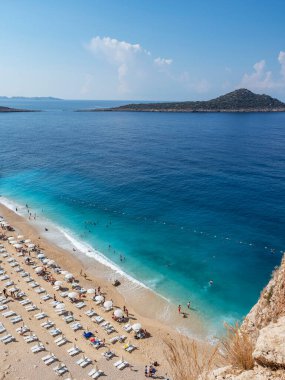 Gün ortasında Kaputas plajı. Sıcak bir günde Kaputa sahilinin sakin manzarası. Antalya 'nın en ünlü salonları. Türkiye