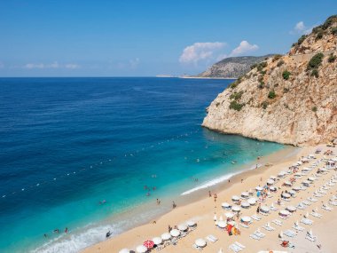 Gün ortasında Kaputas plajı. Sıcak bir günde Kaputa sahilinin sakin manzarası. Antalya 'nın en ünlü salonları. Türkiye